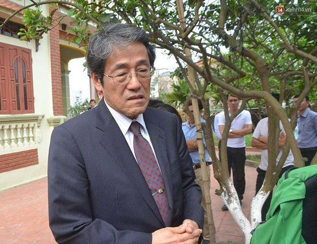 [A TÙNG] Đại sứ Nhật Bản đến nhà gia đình bé gái người Việt bị sát hại để cúi đầu xin lỗi - Ảnh 2.