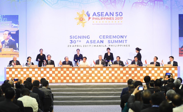 
Các nhà lãnh đạo ASEAN ký tuyên bố chung về vai trò của nền công vụ. Ảnh: VGP/Quang Hiếu
