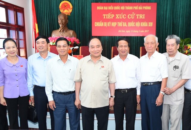 Thủ tướng Nguyễn Xuân Phúc cùng các cử tri - Ảnh: VGP/Quang Hiếu