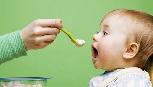 
Spoon-feeding là rất xấu trong nuôi dạy con trẻ ở Đức
