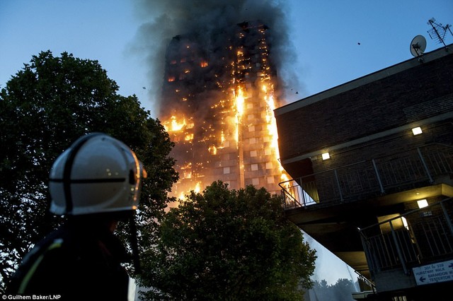 Hình ảnh người còn sống mắc kẹt bên trong tòa nhà 27 tầng bị lửa bao trùm, nhiều người được xác nhận đã chết - Ảnh 2.