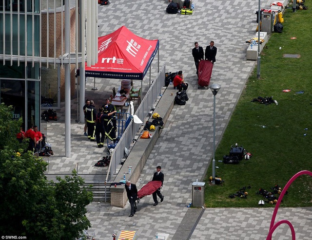Những hình ảnh được ghi nhận tại hiện trường cho thấy các thi thể nạn nhân đầu tiên đã được đưa ra khỏi tòa tháp.