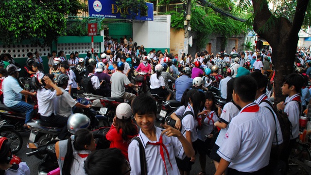 
Cảnh tắc đường trước cổng trường học trở thành mối lo của nhiều người. (Ảnh: Internet)
