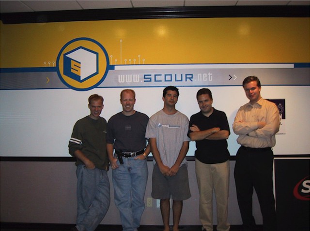 
Kalanick cùng với 2 người bạn của mình là Michael Todd và Vince Busam phát triển Scour
