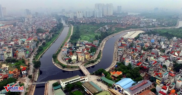 Nhánh sông Tô Lịch bị ô nhiễm nặng nề, nước chuyển sang màu đen kịt