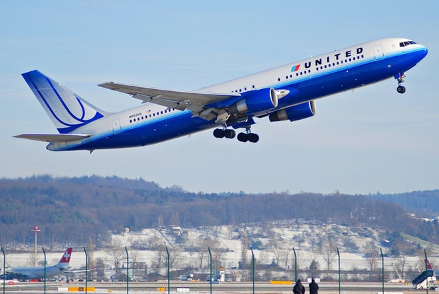 Chiếc Boeing 777 được hãng hàng không United mua đầu tháng 10 năm 1990.