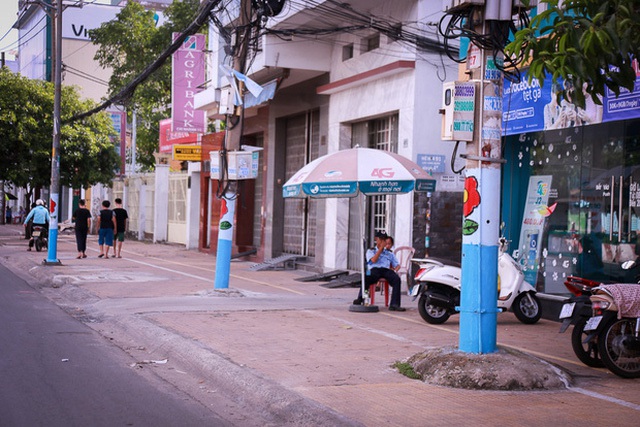 Người dân thích thú khi hơn 100 cột điện, cột đèn ở Sài Gòn bỗng nở hoa - Ảnh 2.
