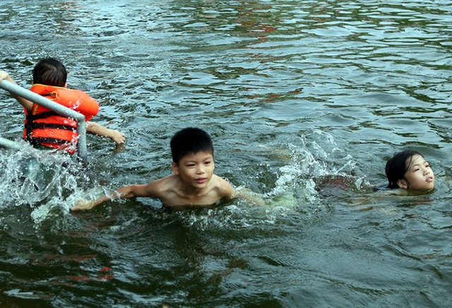 Hà Nội: Người dân góp tiền cải tạo ao làng ô nhiễm thành bể bơi khổng lồ miễn phí cho trẻ nhỏ - Ảnh 2.