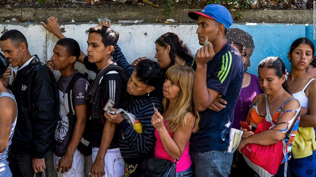 Vì sao nông dân Venezuela bán gà cũng không đủ tiền mua 1kg thức ăn? - Ảnh 1. Vì sao nông dân Venezuela bán gà cũng không đủ tiền mua 1kg thức ăn? - Ảnh 1.
