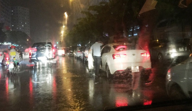 
 Do không được vào bãi đỗ xe vẫn gửi mọi ngày, tối qua người dân khu HH đã đỗ ô tô trên đường, gây khó khăn cho giao thông. 

