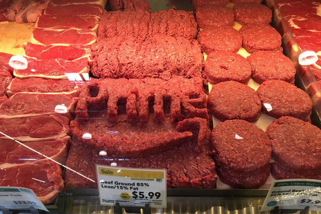 Nhân viên Whole Foods chèn logo của Amazon lên thịt bò bán ngoài siêu thị sau thương vụ 13,7 tỷ USD - Ảnh 1.