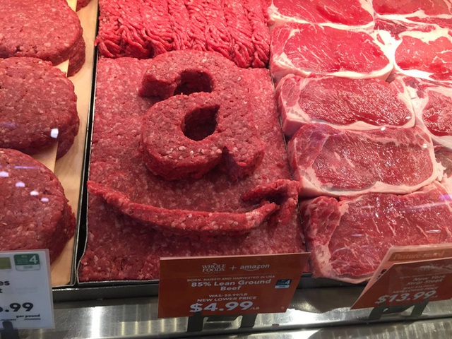 Nhân viên Whole Foods chèn logo của Amazon lên thịt bò bán ngoài siêu thị sau thương vụ 13,7 tỷ USD - Ảnh 2.