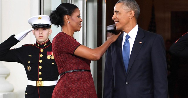 Tổng thống Barack Obama và Đệ nhất phu nhân Michelle Obama chuẩn bị chào đón Donald Trump và vợ của ông Melania tại Nhà Trắng ở Washington, ngày 20 tháng 1 năm 2017.