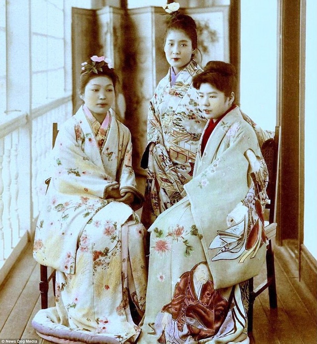 Đây là ba cô gái mại dâm đến từ nhà chứa số 9 tại Yoshiwara. Cách duy nhất để các cô gái có thể thoát khỏi khu phố đèn đỏ là được một người đàn ông giàu có mua về làm vợ. Hoặc nếu kiếm đủ tiền, cô gái ấy có thể mua tự do cho chính mình.