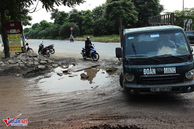 Thảm cảnh khó tin ở đại lộ hiện đại nhất Việt Nam - Ảnh 2.