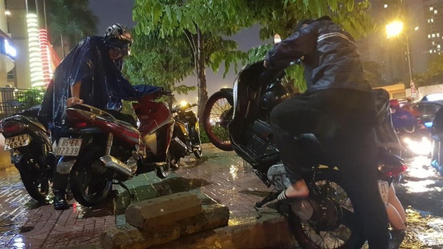  TPHCM: 1 giờ siêu máy bơm “giải cứu” đường Nguyễn Hữu Cảnh trong cơn mưa lớn nhất mùa - Ảnh 1.
