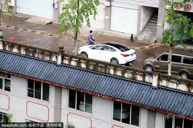 Đất chật người đông, Trung Quốc đành xây hẳn đường đi trên nóc nhà - Ảnh 2.