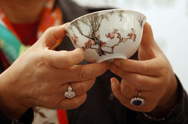 Một chiếc bát sứ nhỏ có thể được bán cả triệu đô: Điều gì làm nên mức giá ngất ngưởng của gốm sứ Trung Quốc - Ảnh 2.