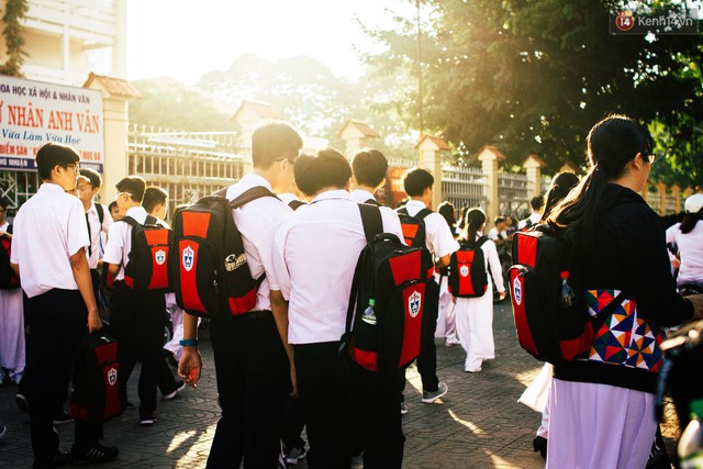 5 giờ 30 chiều, trước cổng các trường Trung học ở Sài Gòn, học sinh bắt đầu ùa ra khỏi cổng. Mới đây, Sở Giáo dục và đào tạo TP.HCM đề xuất duy trì khung giờ ra vào học lệch ca, lệch giờ như đã áp dụng từ năm 2007 đến nay. Theo đó việc vào học và tan học của các bậc học này sẽ lệch nhau 15 phút nhằm giảm bớt tình trạng ùn tắc vào giờ cao điểm.
