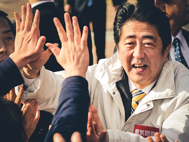 Thủ tướng Nhật Bản Shinzo Abe: Trở lại đỉnh vinh quang từ vũng lầy, làm nên lịch sử sau khi mất tất cả - Ảnh 2.