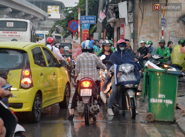 Khu vực đường Nguyễn Tuân - Nguyễn Trãi, các xe sau khi ra khỏi phố Nguyễn Tuân thay vì rẽ phải đi đúng chiều đường thì rẽ trái vào dòng phương tiện đang chuyển hướng vào.