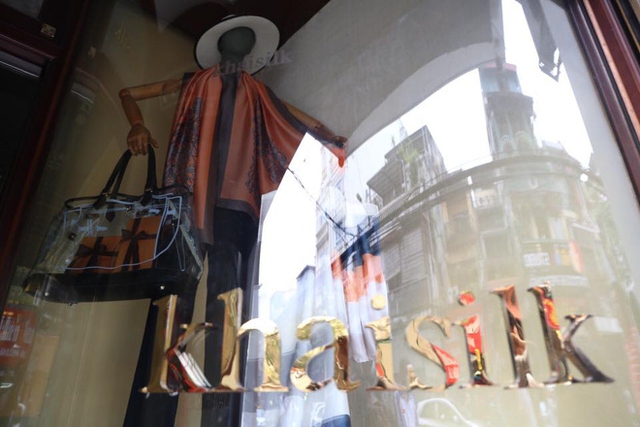  Kiểm tra cửa hàng Khaisilk: Tạm thu giữ khoảng hơn 50 sản phẩm, tổng giá trị hơn 30 triệu - Ảnh 2.