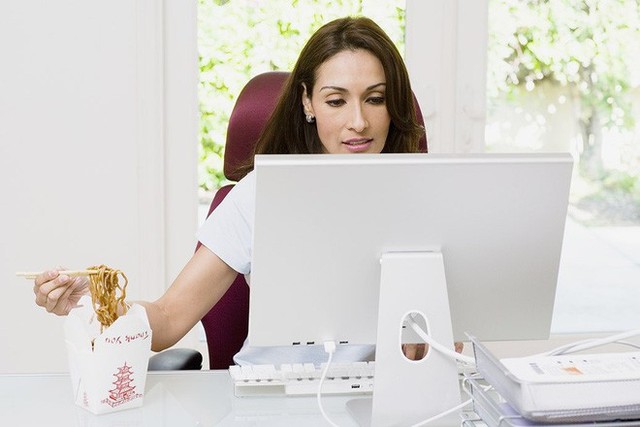 Không tập thể dục, ăn đồ ăn nhanh, và ngồi lì ở bàn làm việc hàng giờ... là đặc điểm của dân văn phòng.