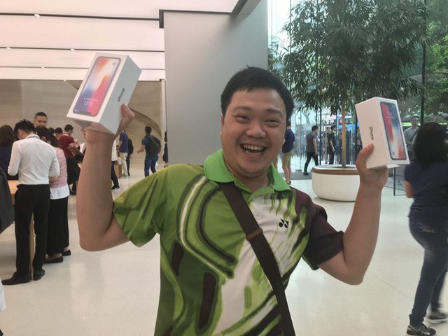 Anh Tony Thanh Long đến từ Việt Nam đang cầm trên tay 2 chiếc iPhone X