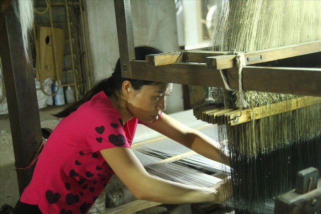 Lụa Trung Quốc bán công khai tại làng lụa lâu đời nhất Việt Nam - Ảnh 2.