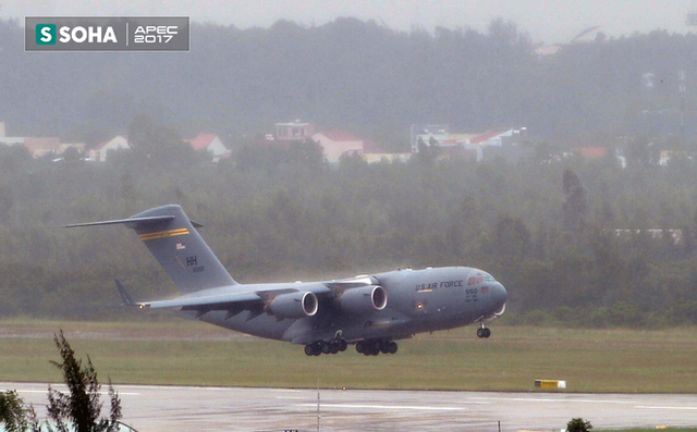 [NÓNG] Siêu vận tải cơ Boeing C-17 Globemaster III chở đoàn tiền trạm Mỹ tham dự APEC đã hạ cánh xuống sân bay Đà Nẵng - Ảnh 2.