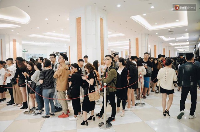 Khai trương H&M Hà Nội: Có hơn 2.000 người đổ về, các bạn trẻ vẫn phải xếp hàng dài chờ được vào mua sắm - Ảnh 1.