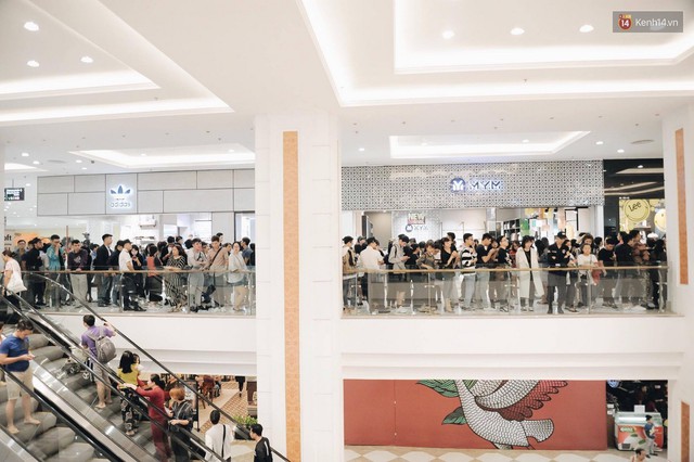 Khai trương H&M Hà Nội: Có hơn 2.000 người đổ về, các bạn trẻ vẫn phải xếp hàng dài chờ được vào mua sắm - Ảnh 2.