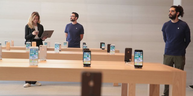 
Các nhân viên của Apple tại cửa hàng mới ở Chicago
