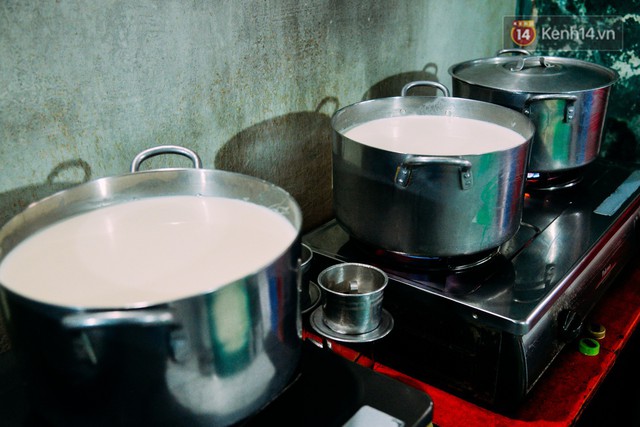 Những nồi sữa nóng hổi được kê sẵn trên bếp để phục vụ mọi người