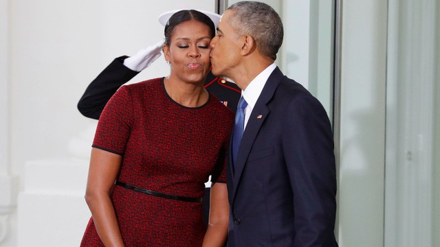 Vợ chồng cựu tổng thống Barack Obama chưa bao giờ ngại ngùng trong việc thể hiện tình cảm với nhau một cách công khai.