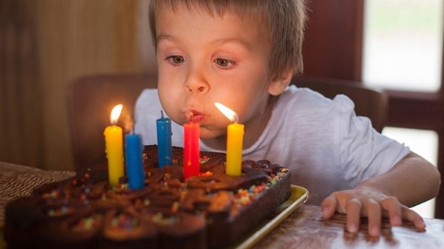 Thổi nến bánh sinh nhật là một hình thức gây bệnh - Ảnh 1.