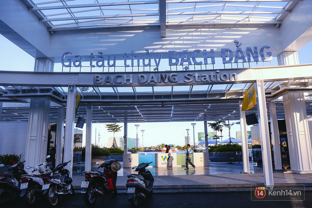 Cổng vào được thiết kế tên nhà ga bằng tiếng Việt và tiếng Anh.