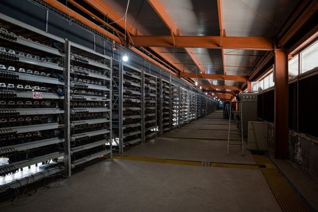 Một trang trại đào Bitcoin của Bitmain.