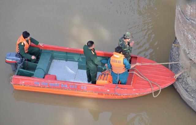 Hà Nội: Trục vớt thành công quả bom dài 2m ở chân cầu Long Biên - Ảnh 2.