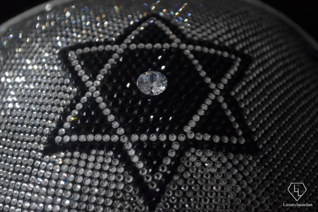 Mũ được làm từ 3500 viên pha lê Swarovski cao cấp, cùng với đó là viên kim cương loại D có trọng lượng 2 carat được đính giữa đỉnh đầu