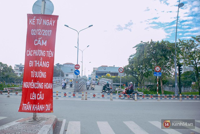 Vụ nghịch lý 2 cây cầu song song ở Sài Gòn: Đã lắp dải phân cách dưới chân cầu Trần Khánh Dư để chống kẹt xe - Ảnh 2.