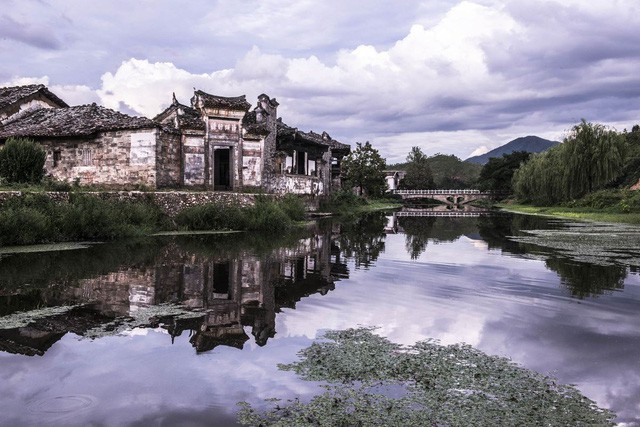 Dự án bảo tồn do doanh nhân Ma Dadong dẫn đầu. 50 ngôi nhà trong làng, hầu hết có tuổi đời từ 300 đến 500 năm tuổi, được trùng tu để trở thành khung nghỉ dưỡng sang trọng nhưng vẫn giữ nguyên kiến trúc cổ. Chúng được hồi sinh sau thời gian dài bị mưa nắng và thời gian bào mòn.
