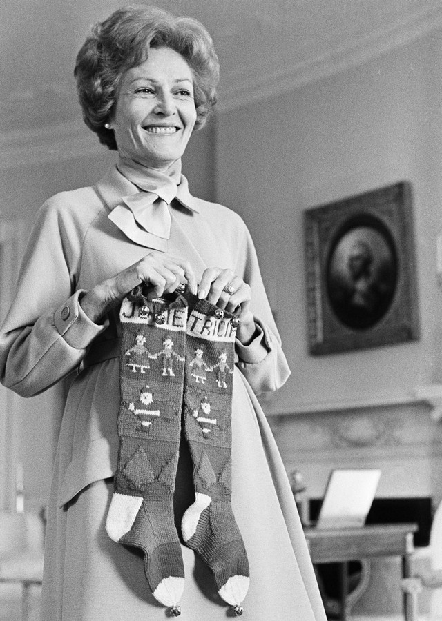 Đệ nhất phu nhân Pat Nixon chuẩn bị treo tất lên lò sưởi theo phong tục Giáng sinh ngày 6/12/1969. 