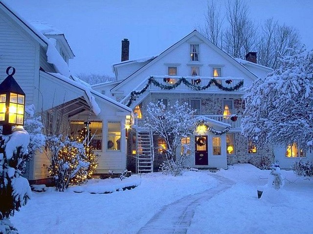 Những ngôi nhà trang hoàng lộng lẫy đón Noel đẹp đến mê mẩn giữa tuyết trắng - Ảnh 1.