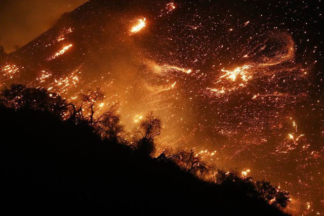 Mỹ: Cháy lớn tương đương diện tích 37.000 sân bóng đá khiến California như rơi vào ngày tận thế - Ảnh 1.