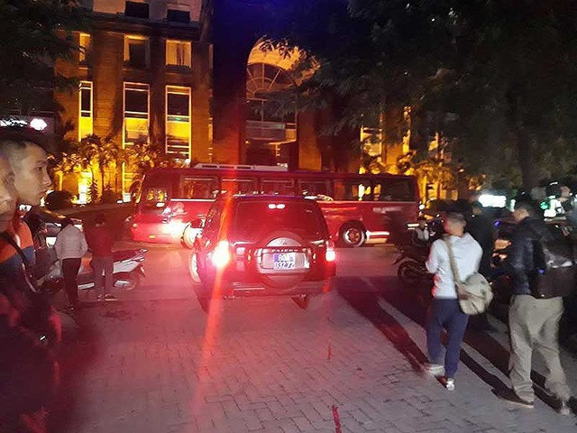 Lực lượng tính năng đang thực hiện nhiệm vụ liên quan ở nhà ông Đinh La Thăng (Hà Nội). Ảnh: TUYẾN PHAN