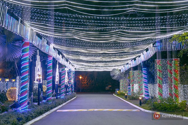 Chùm ảnh: Những chủ biệt thự ở phố nhà giàu Sài Gòn đầu tư cả chục triệu đồng trang trí Noel - Ảnh 2.