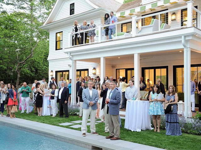 Buổi tiệc của một gia đình siêu giàu ở Hamptons đã vĩnh viễn thay đổi sự nghiệp của Youdovin