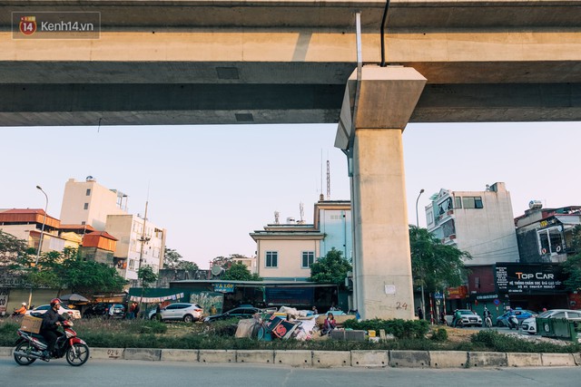 Chuyện tình đi bộ ngược chiều của vợ chồng già ve chai 30 năm sống dưới chân đường sắt trên cao ở Hà Nội - Ảnh 1.