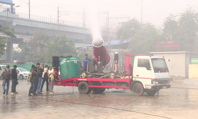 Đây là khẩu thần công giúp làm sạch bầu không khí ô nhiễm tại New Delhi, Ấn Độ, có thể phun 100 lít nước/phút - Ảnh 2.